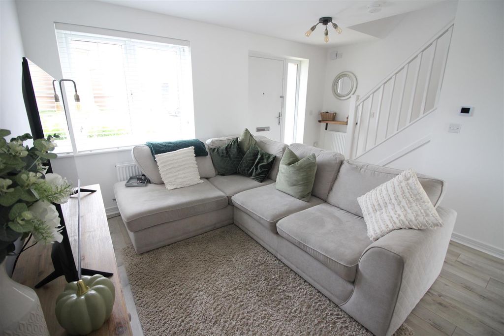 Property photo 3 of 16 Lounge