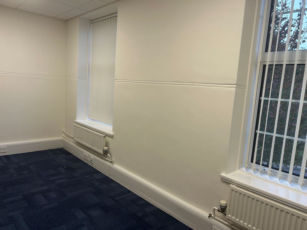 Property photo 1 of 11 10-36 To Let 
