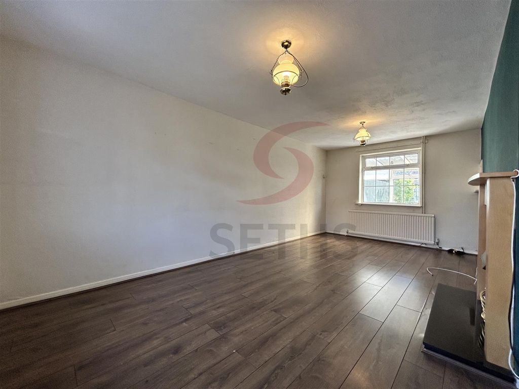 Property photo 3 of 14 Lounge