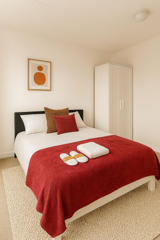 Property photo 2 of 10 Bedroom