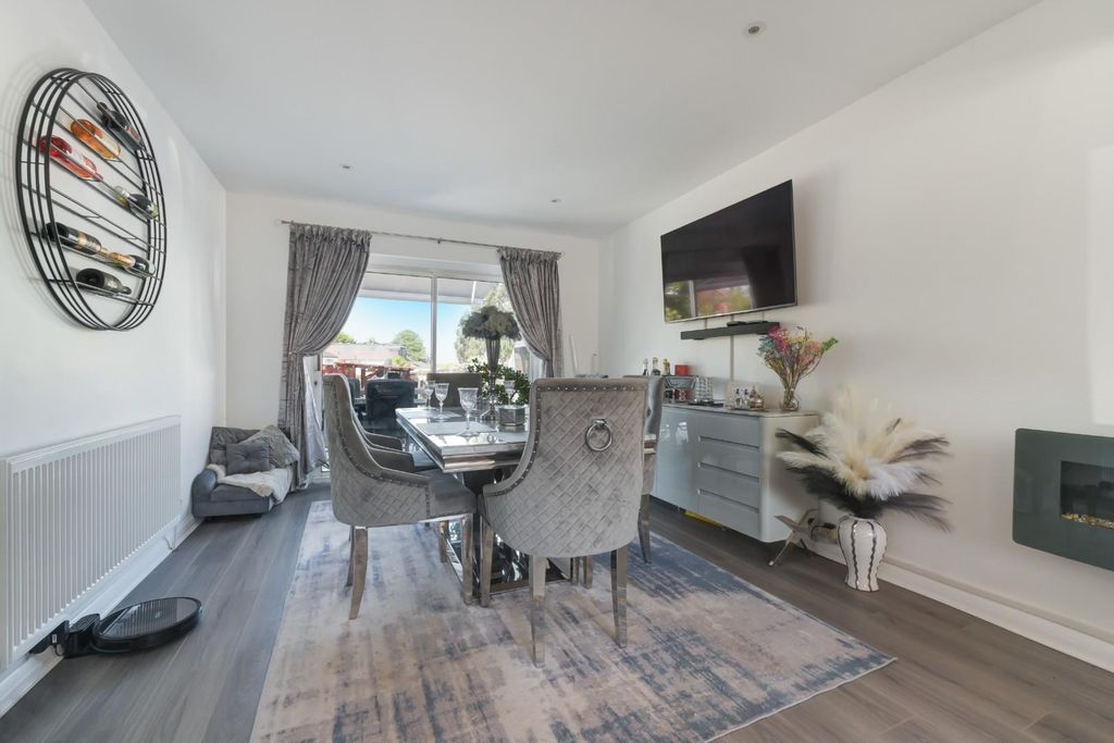 Property photo 3 of 19 Thorndon Gardens