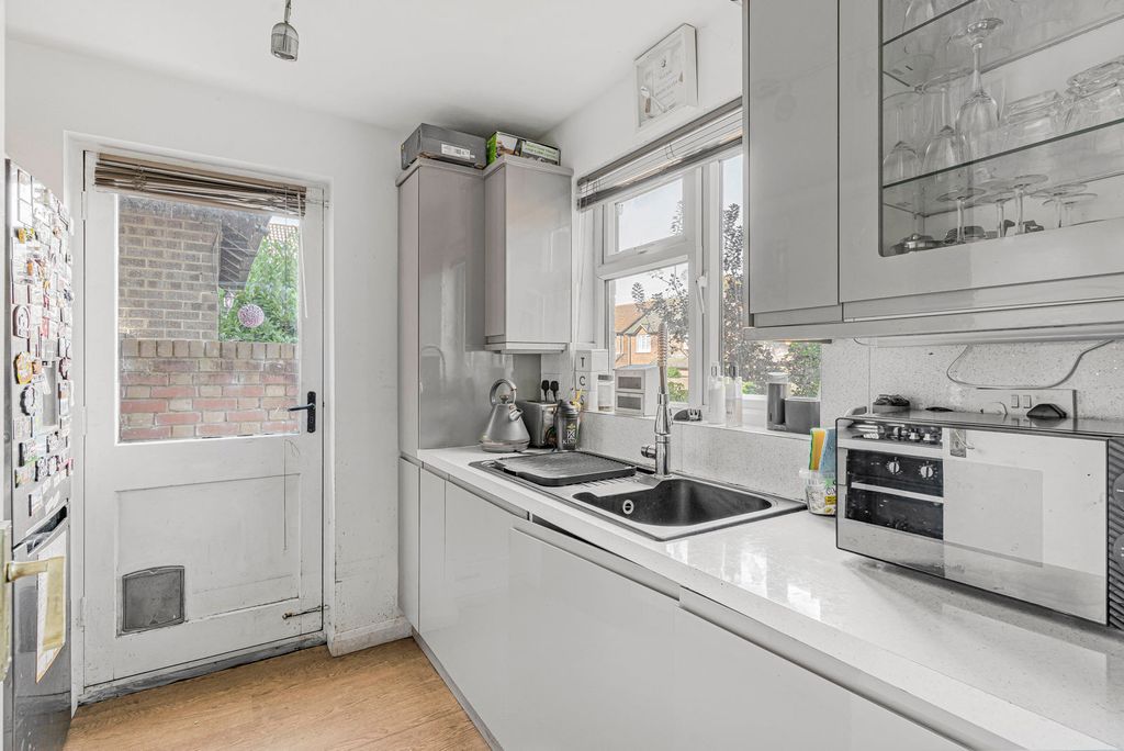 Property photo 3 of 25 Kitchen