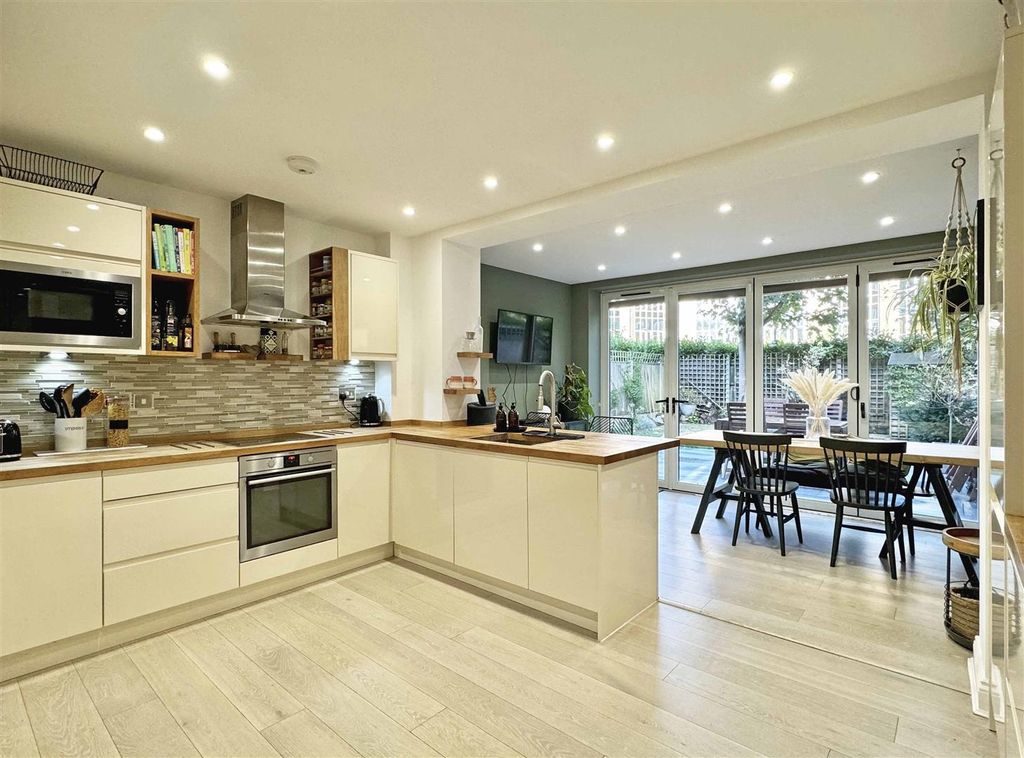 Property photo 3 of 25 Kitchen c.Jpg