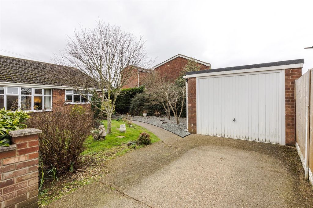 Property photo 2 of 19 Garage