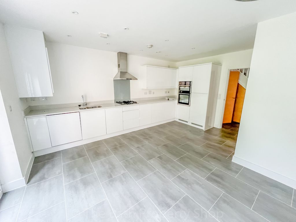 Property photo 2 of 9 31 Chivers Street Phone -7
