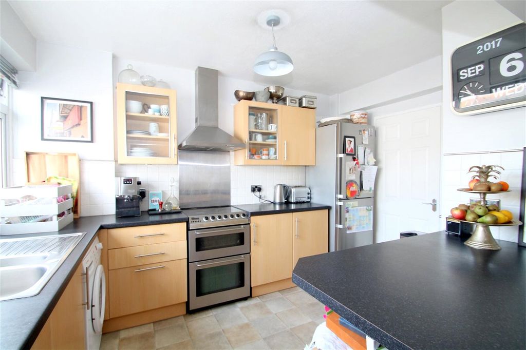 Property photo 3 of 9 Kitchen