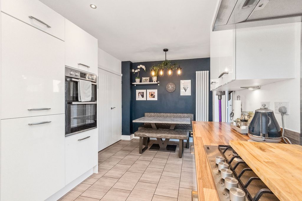 Property photo 2 of 32