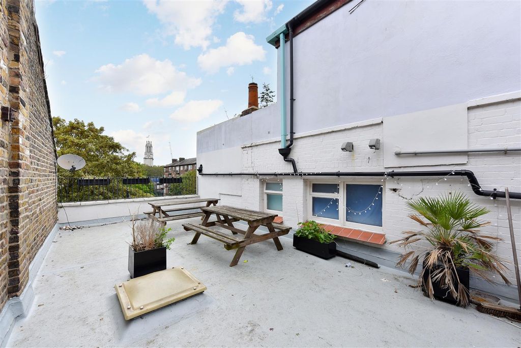 Property photo 2 of 17 Narrow Street (16).Jpg