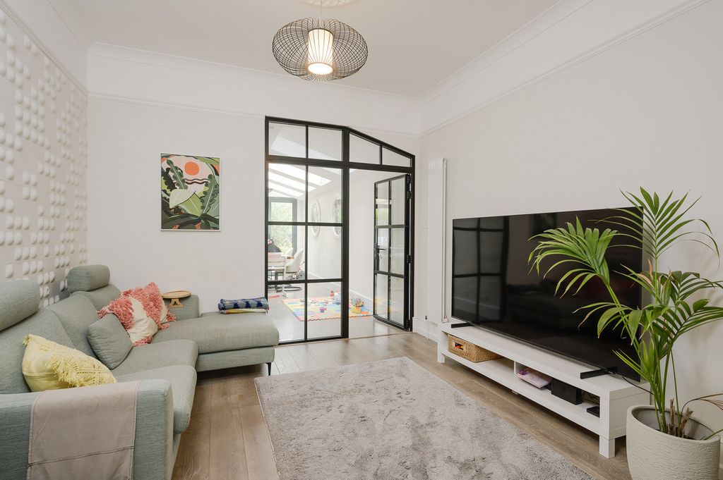 Property photo 3 of 11