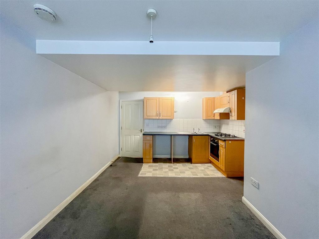 Property photo 3 of 10 Living Room / Kitchen