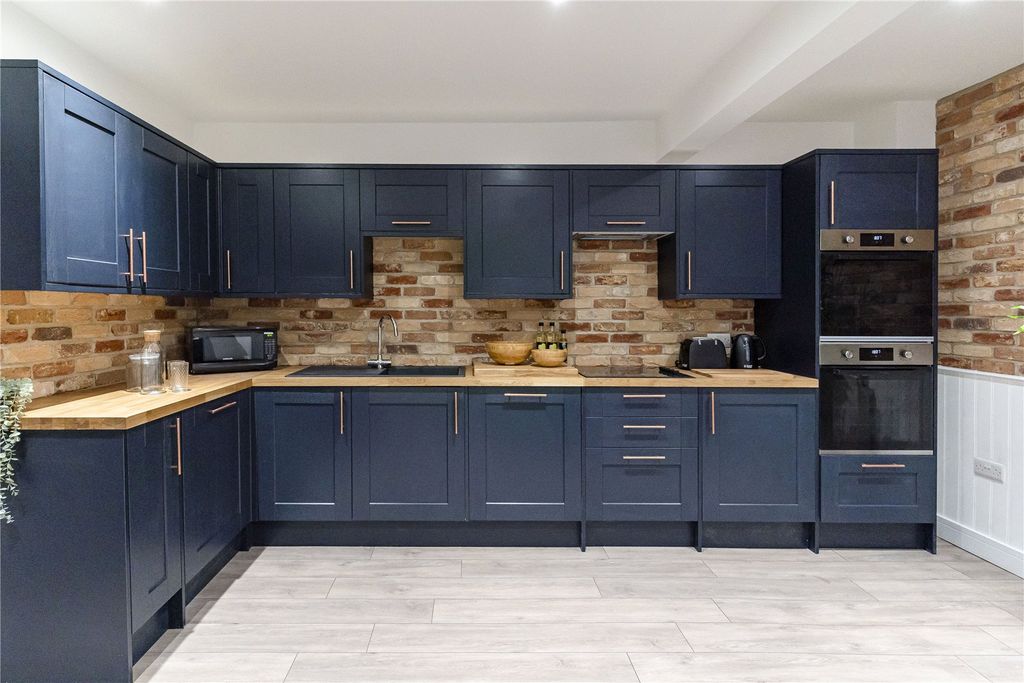 Property photo 1 of 7 Kitchen