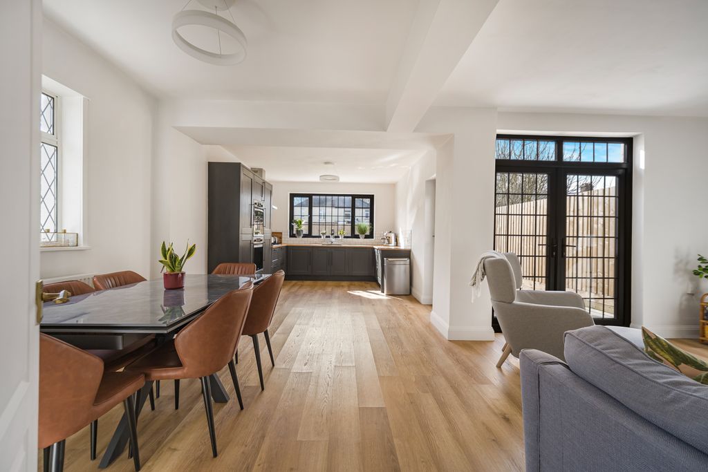 Property photo 3 of 32