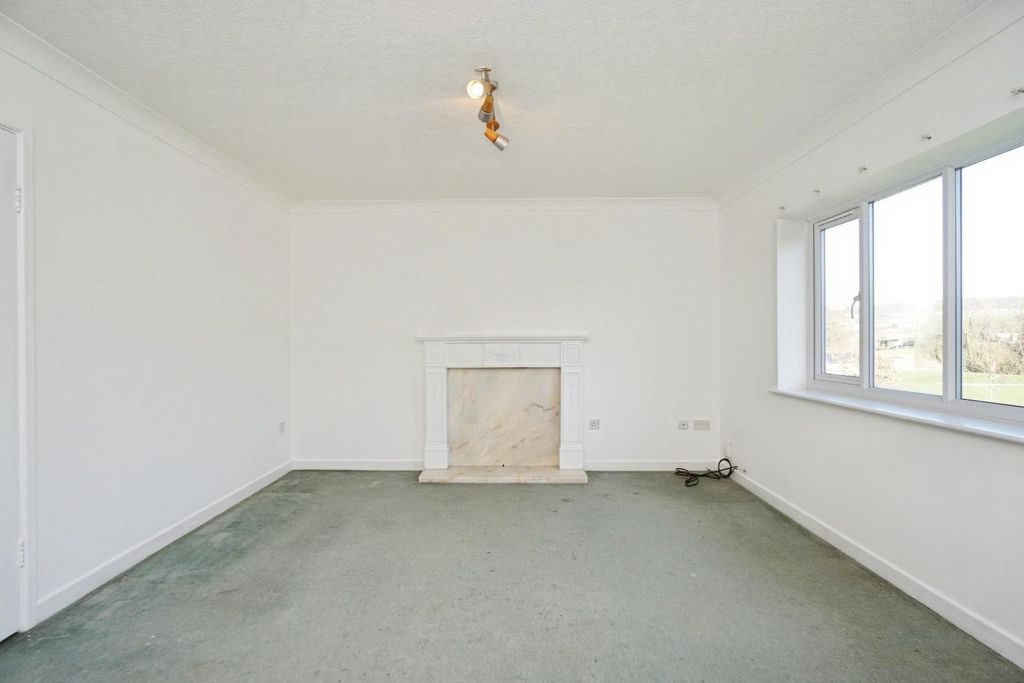 Property photo 3 of 21 Living Room