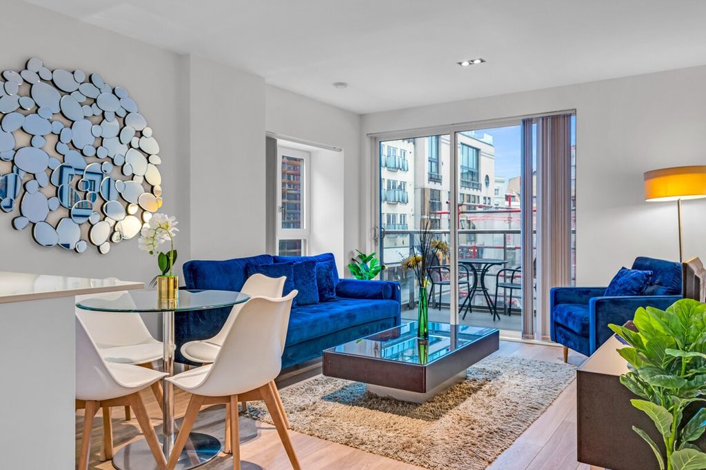 Property photo 1 of 10 Living Room