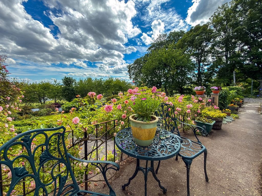 Property photo 2 of 50