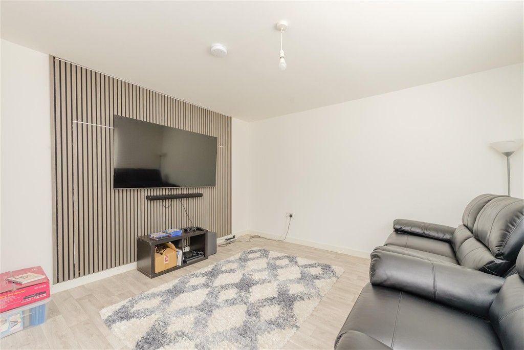 Property photo 3 of 14 Lounge