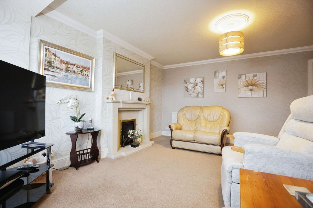 Property photo 3 of 11 Lounge