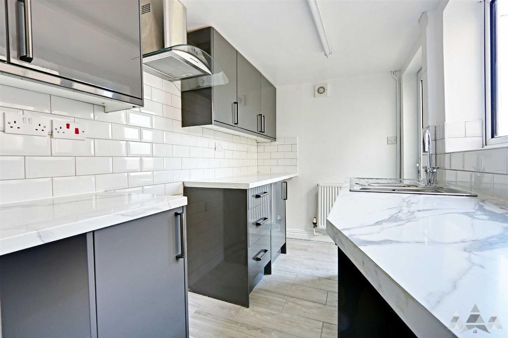 Property photo 3 of 9 Kitchen