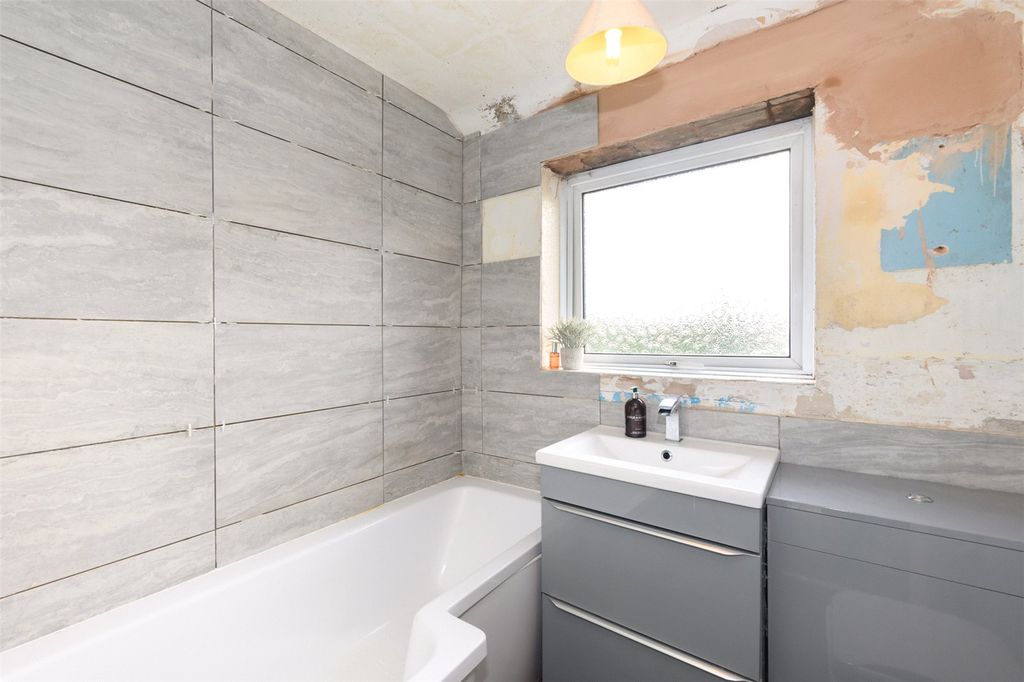 Property photo 3 of 11 Bathroom