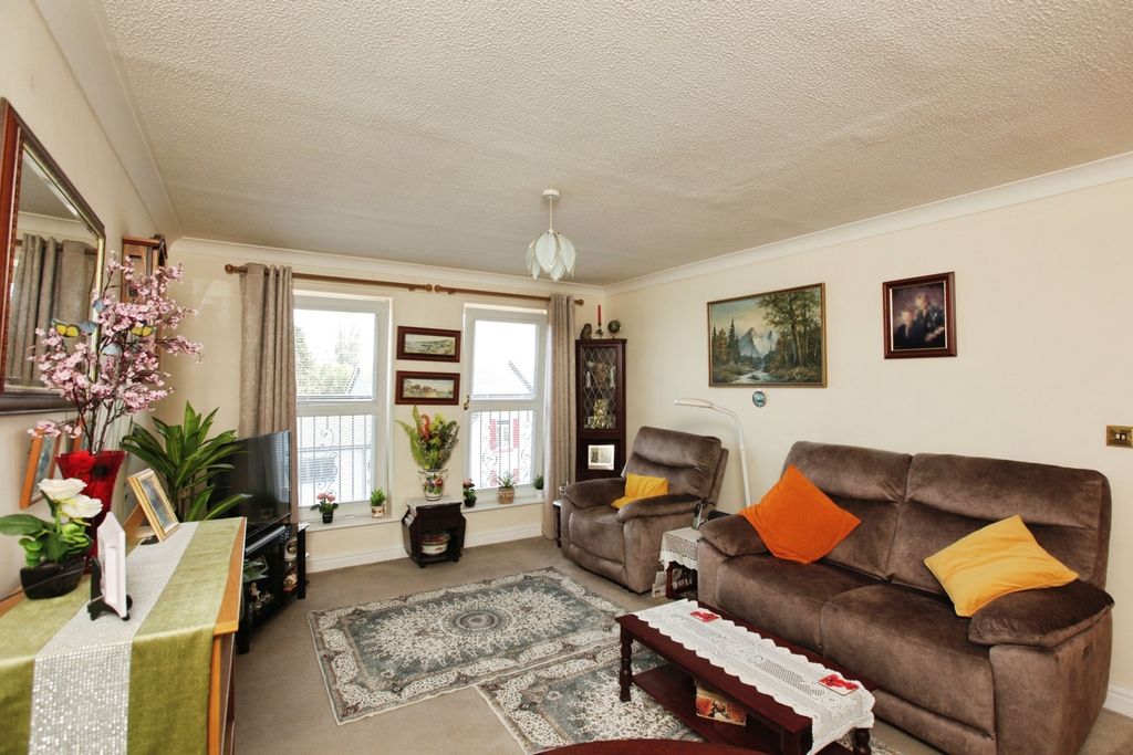 Property photo 3 of 9 Lounge