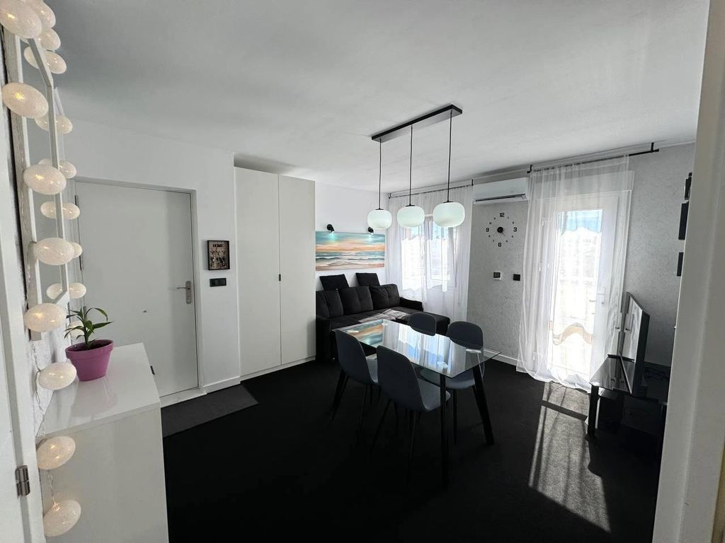 Property photo 2 of 50