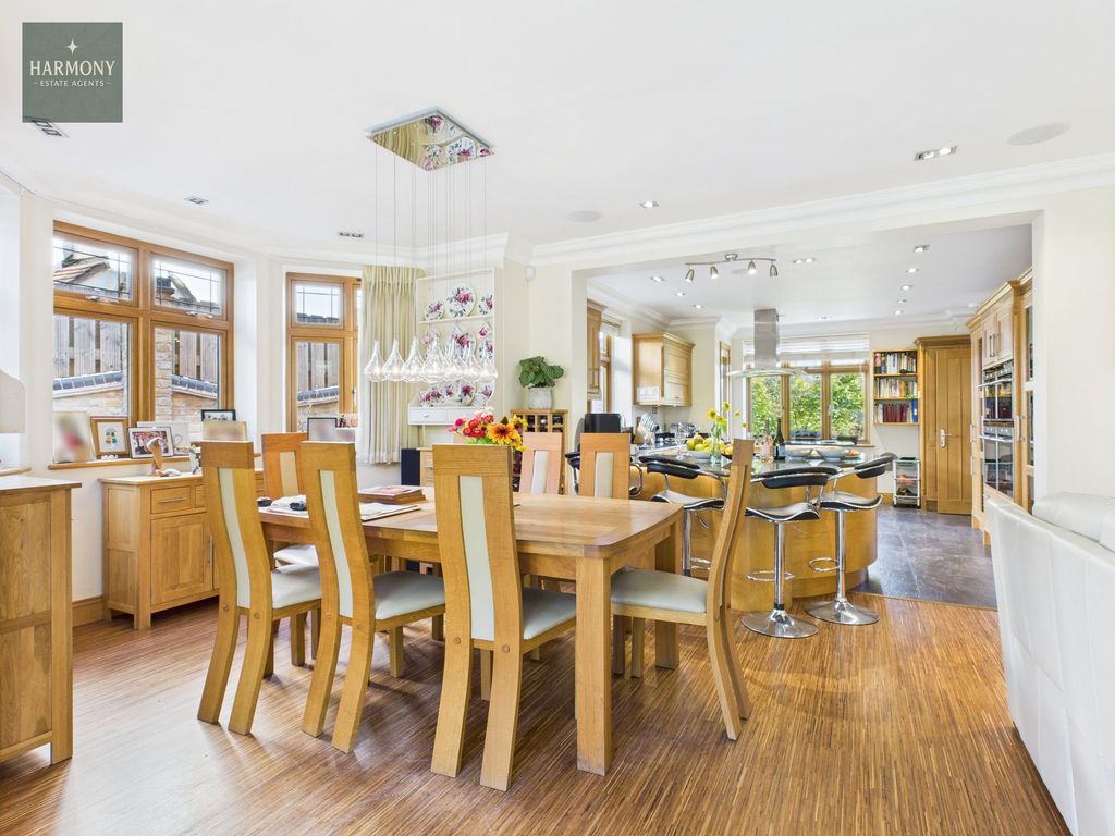 Property photo 3 of 33 Dining Area