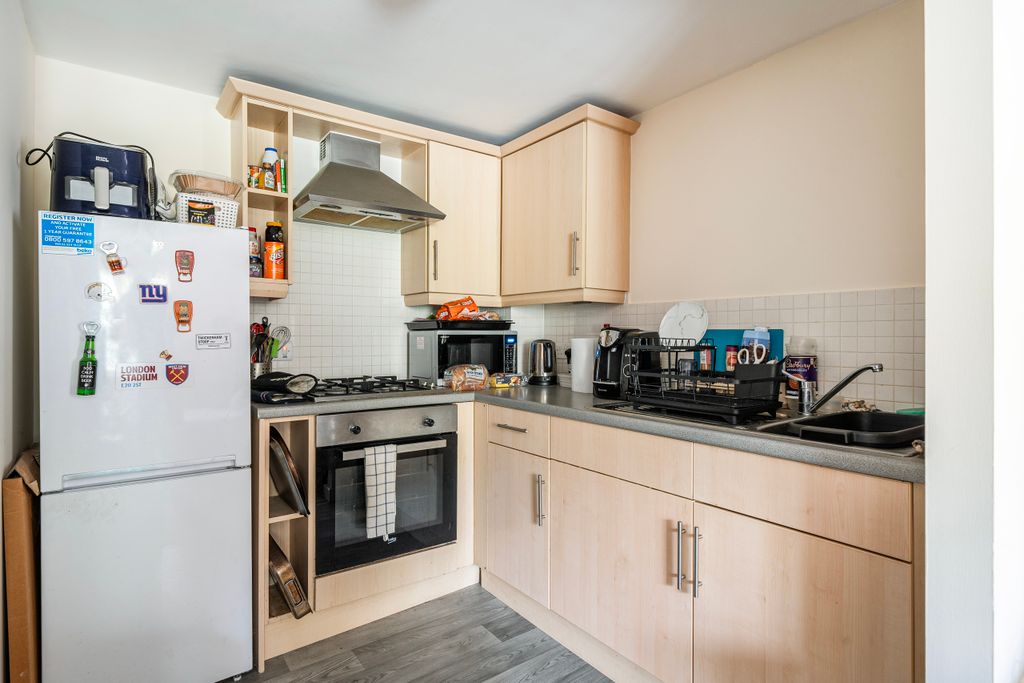 Property photo 3 of 10 Kitchen