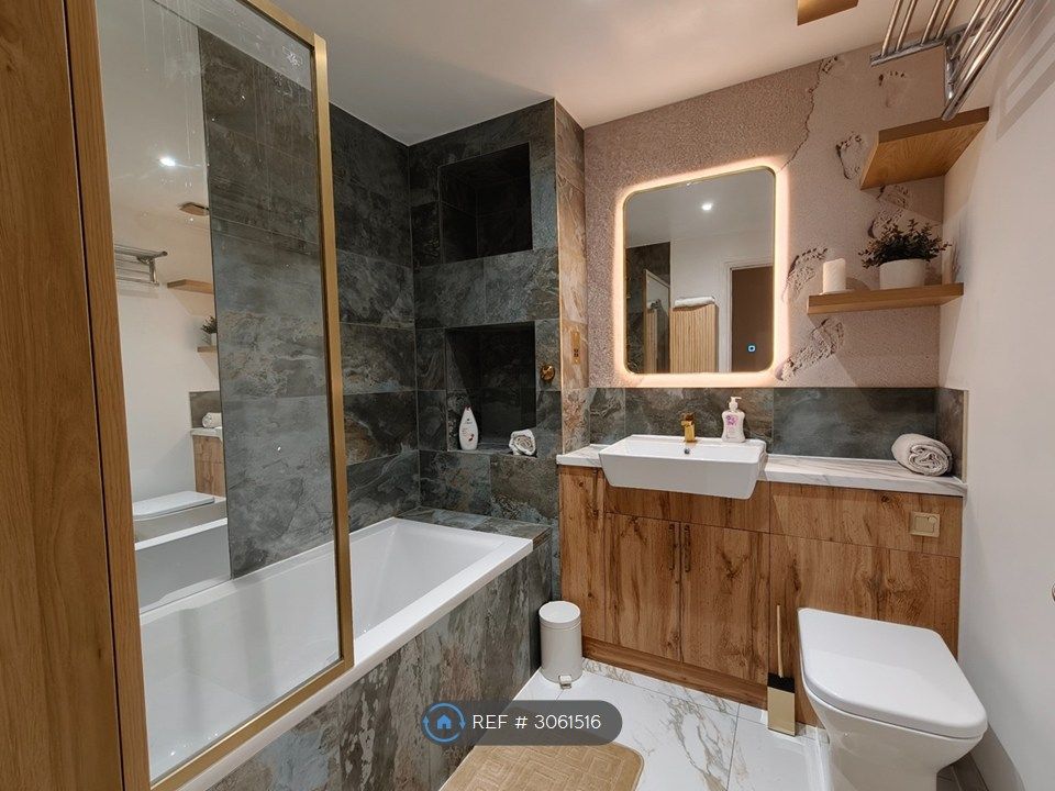 Property photo 1 of 19 Bathroom