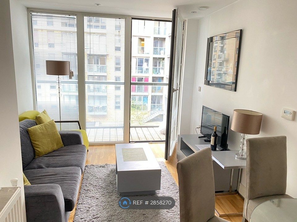 Property photo 3 of 10 Living