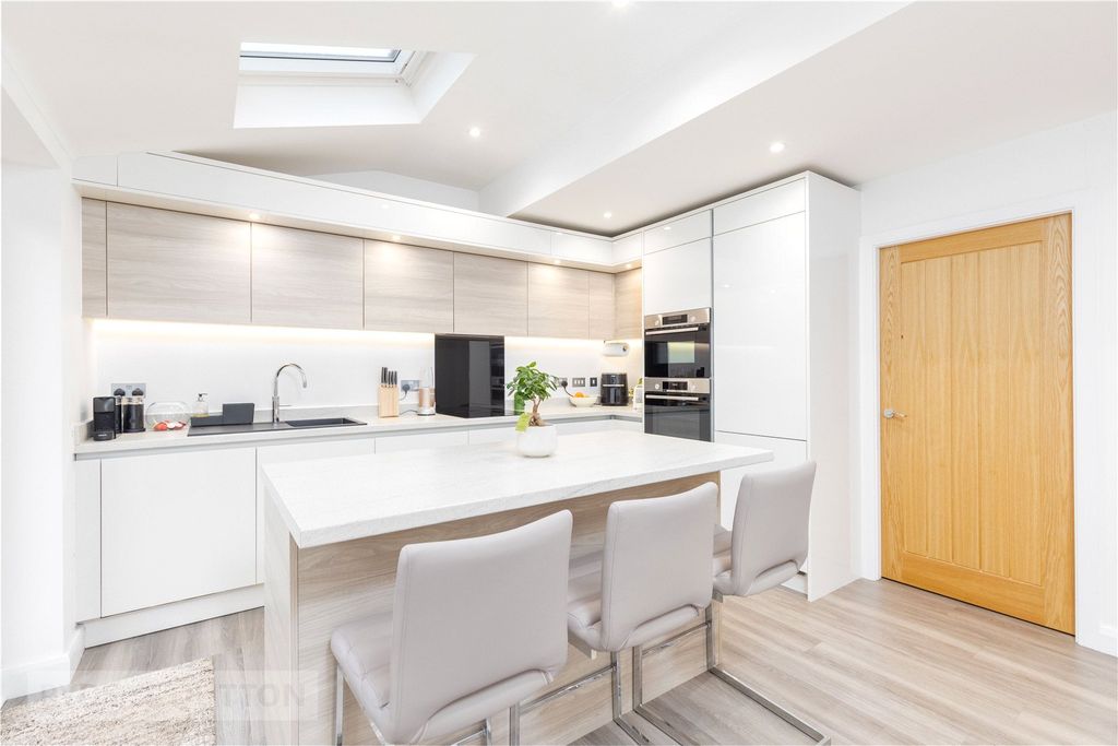 Property photo 2 of 30 Contemporary Kitchen