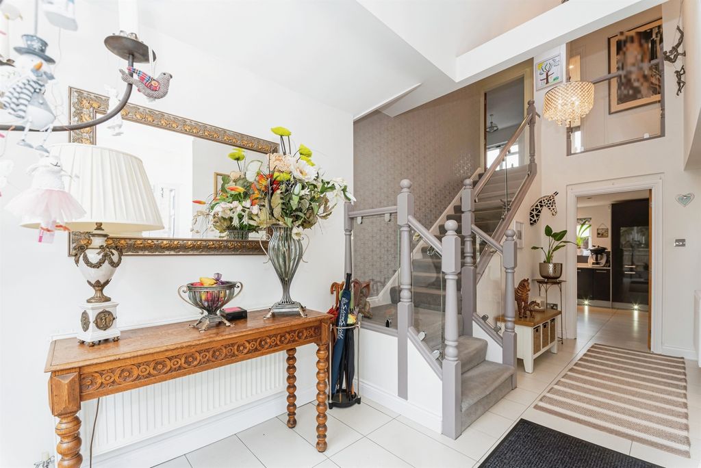 Property photo 2 of 25