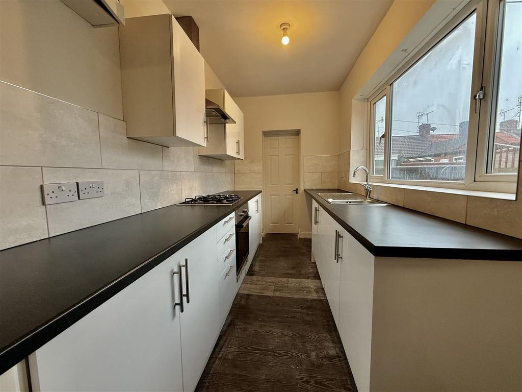 Property photo 3 of 8 Kitchen