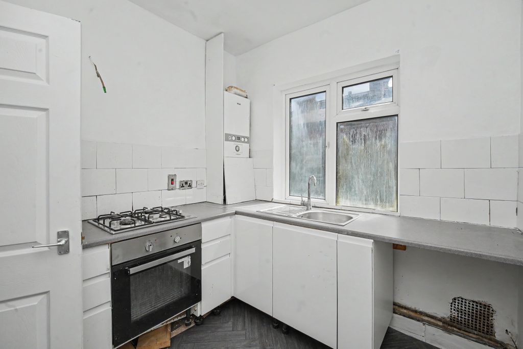 Property photo 3 of 13 53 Perth Road, Leyton, London, E10 7Pa