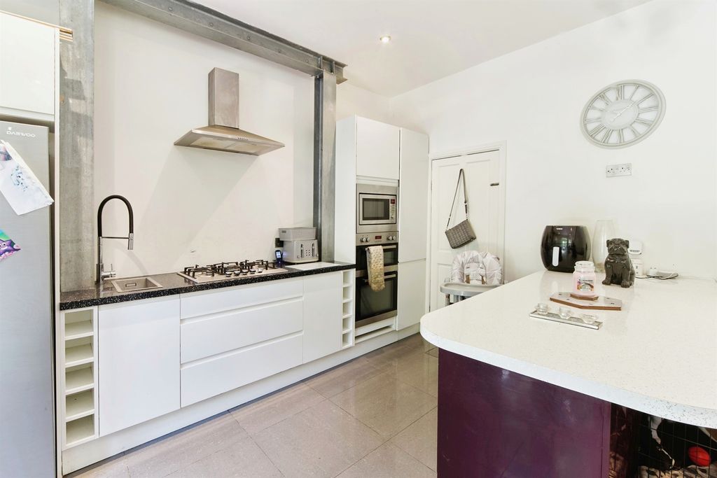 Property photo 2 of 21