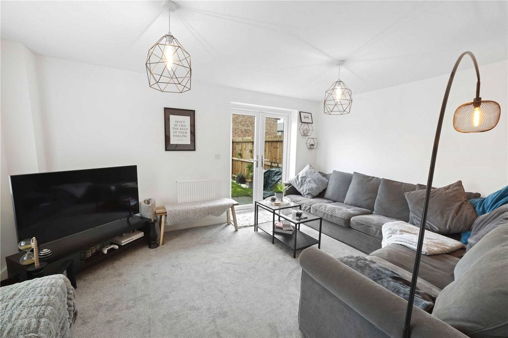 Property photo 3 of 16 Lounge