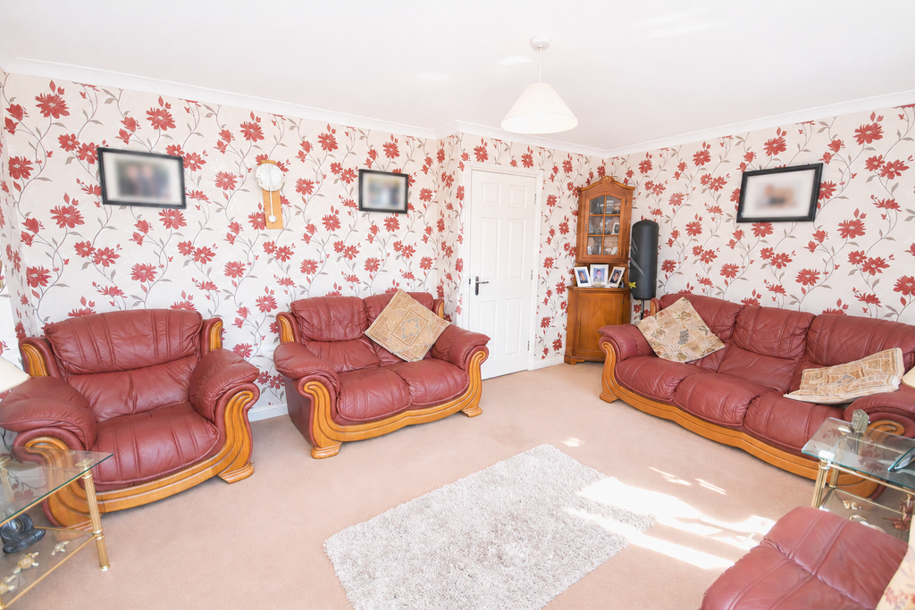 Property photo 3 of 13 Lounge