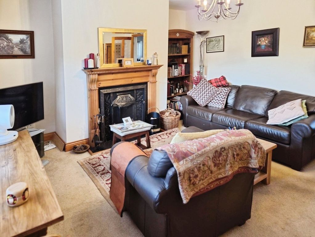 Property photo 3 of 12 Lounge