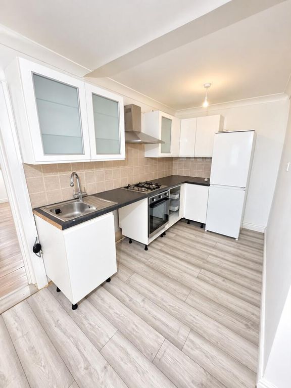 Property photo 2 of 7 Kitchen
