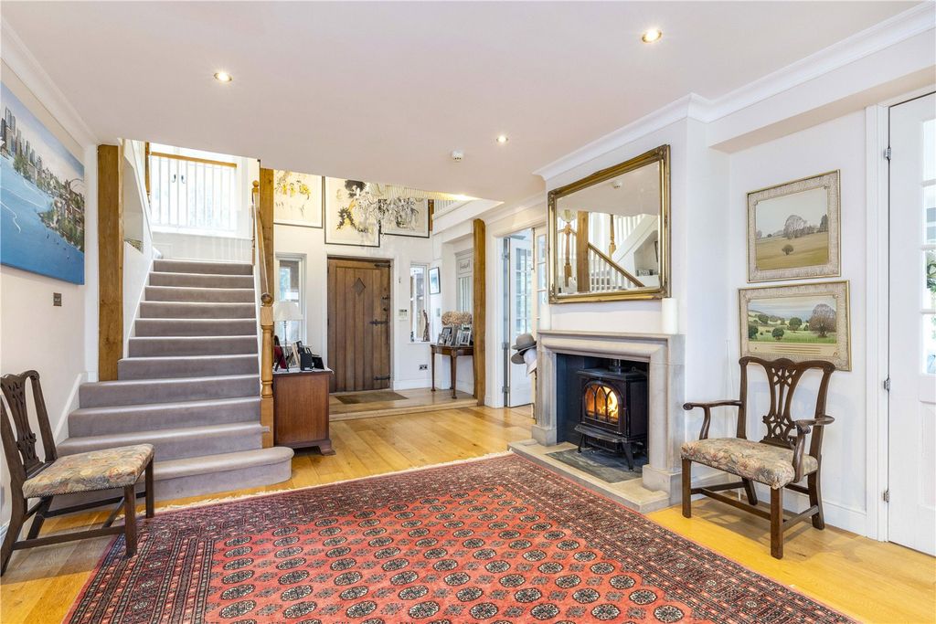 Property photo 2 of 32 Entrance Hall