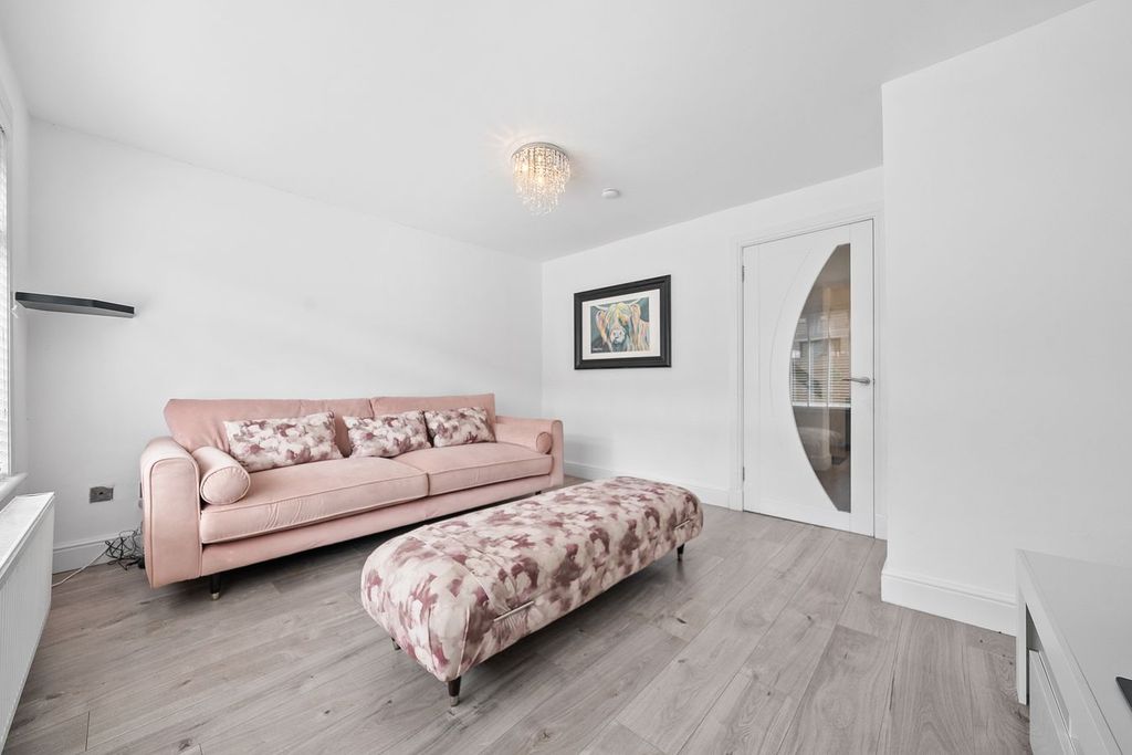Property photo 2 of 31