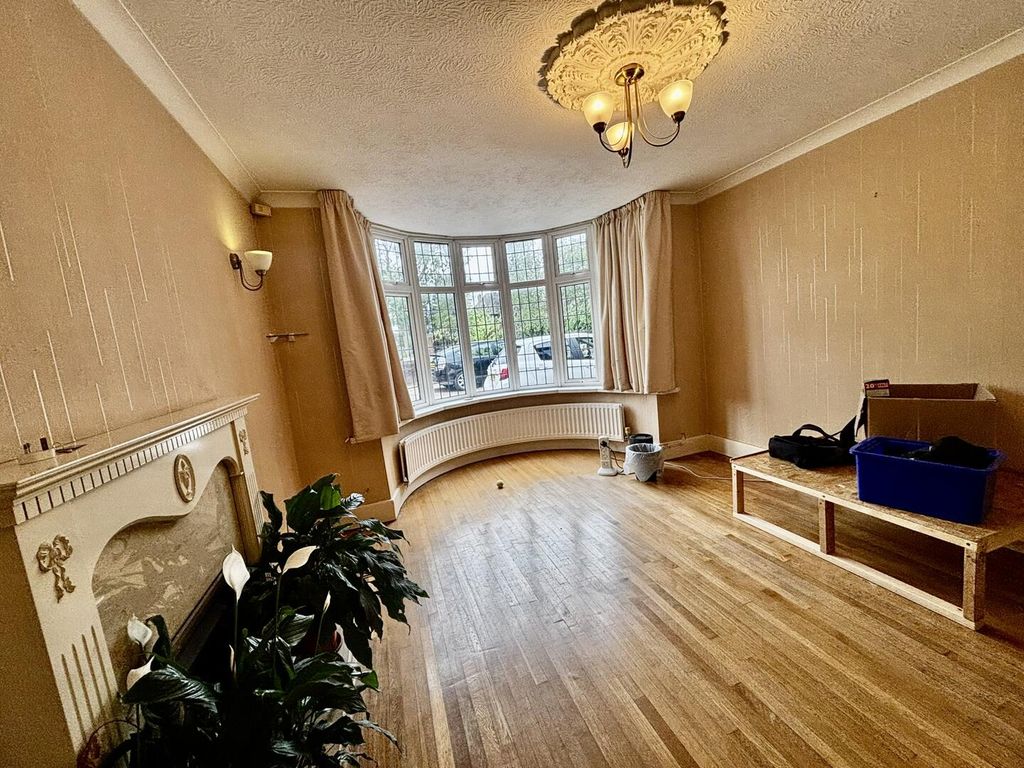 Property photo 3 of 18 Living Room