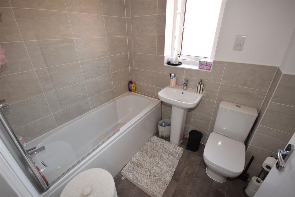 Property photo 3 of 9 Bathroom