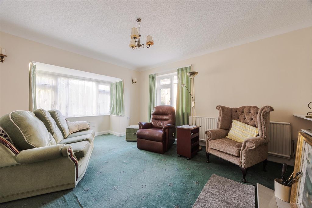 Property photo 3 of 12 Lounge