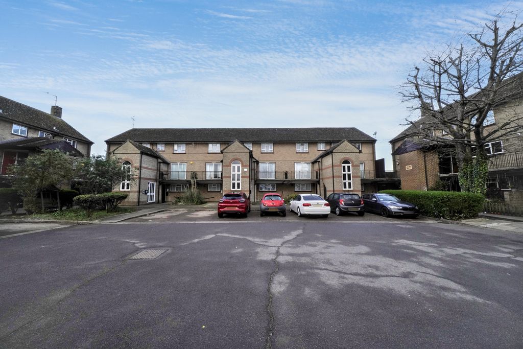 Property photo 1 of 13 21 Buttercup Square, Stanwell, Staines-Upon-Thames, Tw19 7Ud