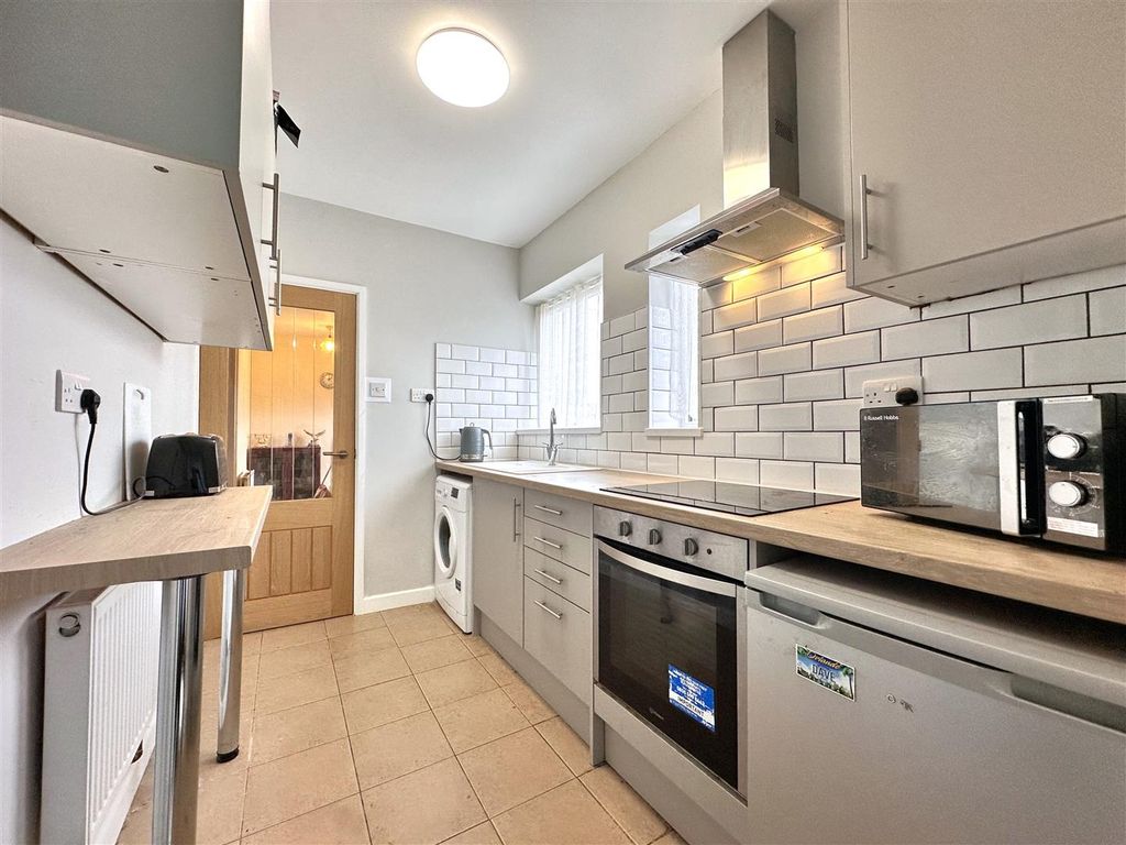 Property photo 2 of 22 Modern Fitted Kitchen 823