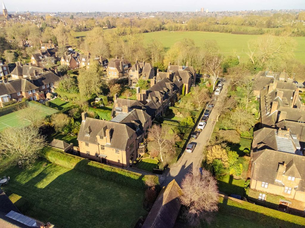 Property photo 3 of 18 Heath Close