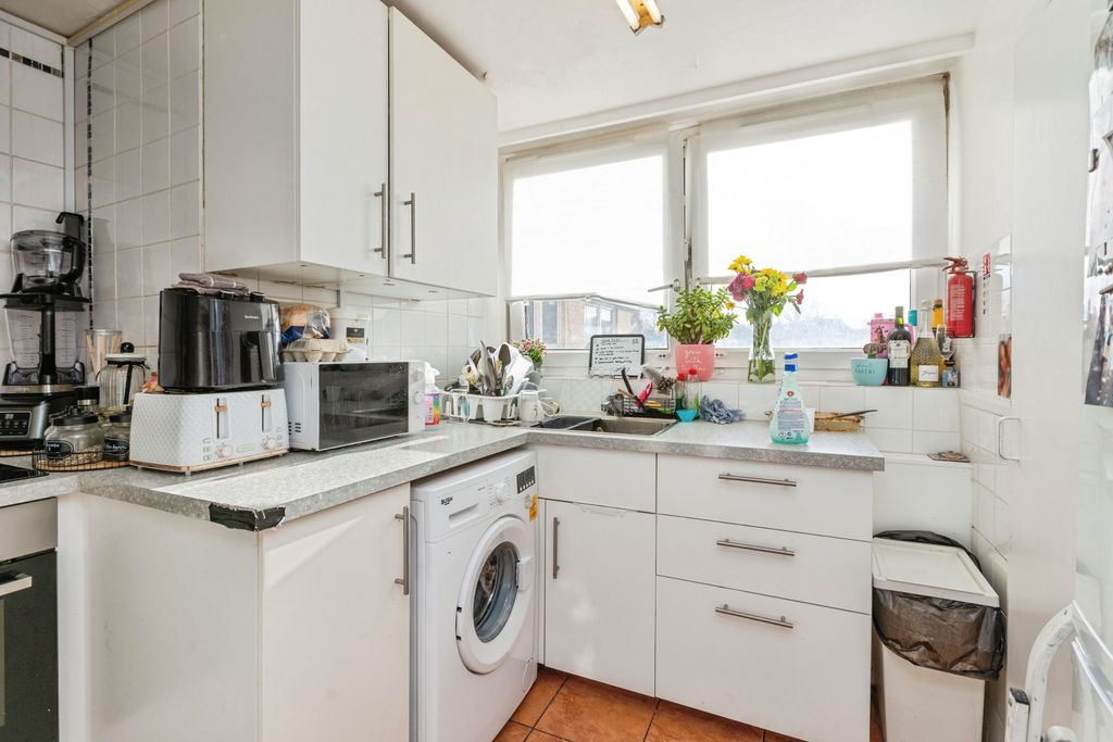 Property photo 3 of 11 Kitchen