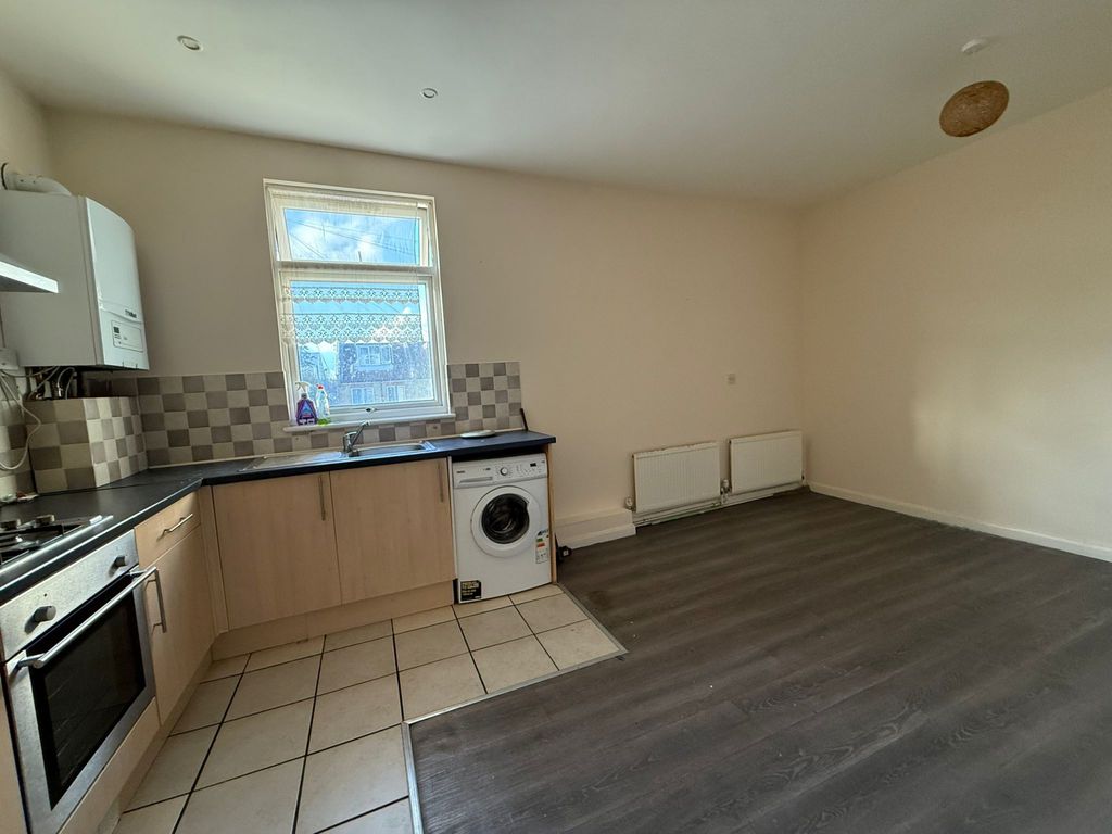 Property photo 1 of 9 Two Bedroom First Floor Flat Located At Main High Road Ilford- £1800