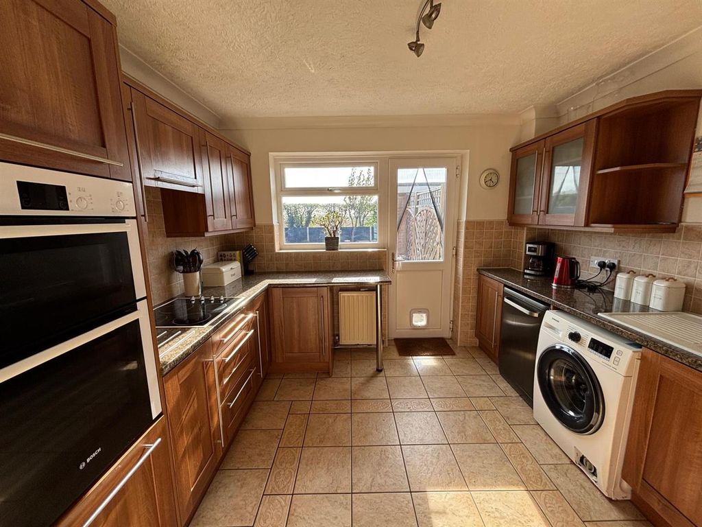 Property photo 3 of 17 Kitchen