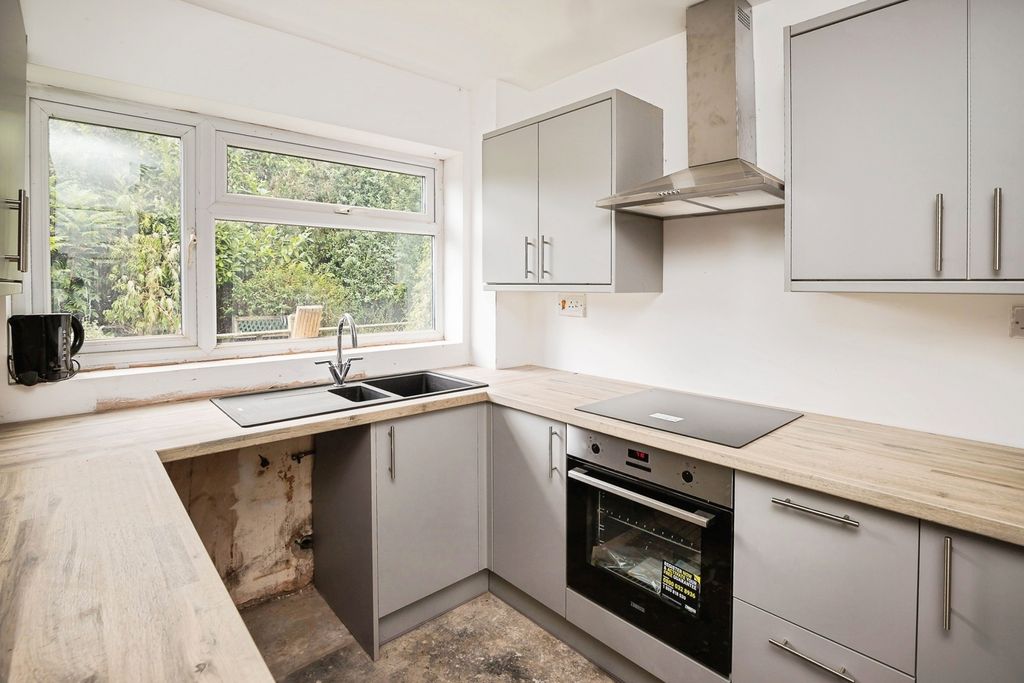 Property photo 3 of 21 Kitchen